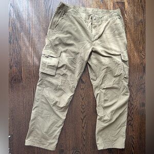 Men’s LL Bean lightweight green cargo pants size large